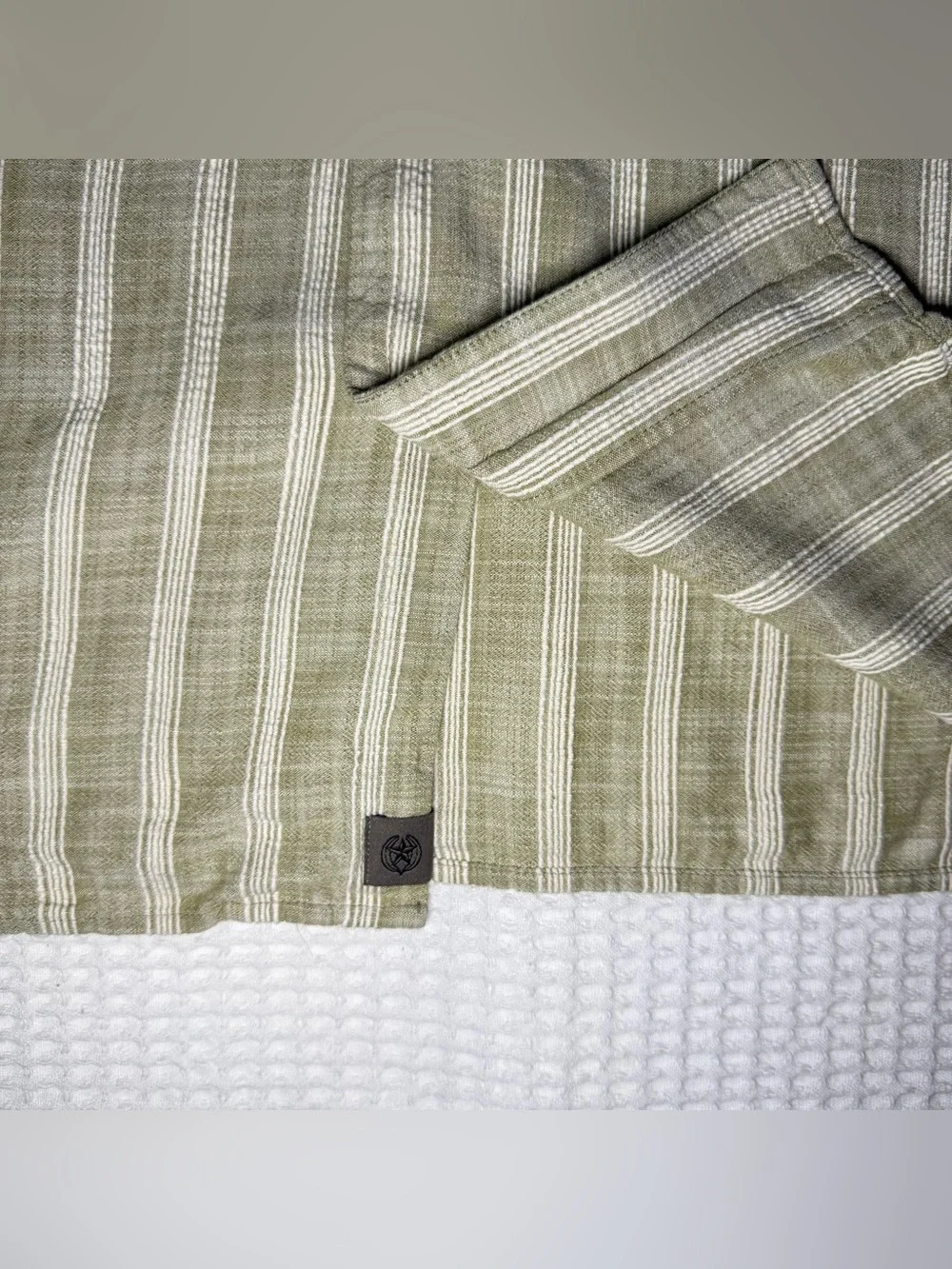 Banana Republic Men’s Linen Blend Camp Shirt Olive Green White Stripe Size S